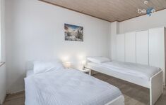 Schlafzimmer 2 mit zwei Einzelbetten, Sitzecke und Smart TV Schlafzimmer 2 mit zwei Einzelbetten, Sitzecke und Smart TV