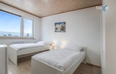 Schlafzimmer 2 mit zwei Einzelbetten, Sitzecke und Smart TV Schlafzimmer 2 mit zwei Einzelbetten, Sitzecke und Smart TV