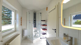 Modernes helles Bad mit Regenwasserdusche Modernes helles Bad mit Regenwasserdusche