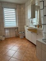 Badezimmer mit Waschbecken Badezimmer mit Waschbecken
