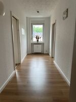 Flur mit Fenster Flur mit Fenster