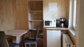 Essbereich Zweibettzimmer Kühlschrank, Mikrowelle, Kaffeemaschine ohne Herd Essbereich Zweibettzimmer Kühlschrank, Mikrowelle, Kaffeemaschine ohne Herd