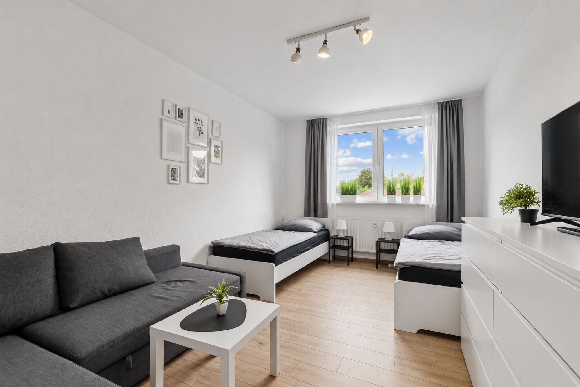 Helles Schlafzimmer mit gemütlichem Sofa für zusätzlichen Komfort und Entspannung. Helles Schlafzimmer mit gemütlichem Sofa für zusätzlichen Komfort und Entspannung.
