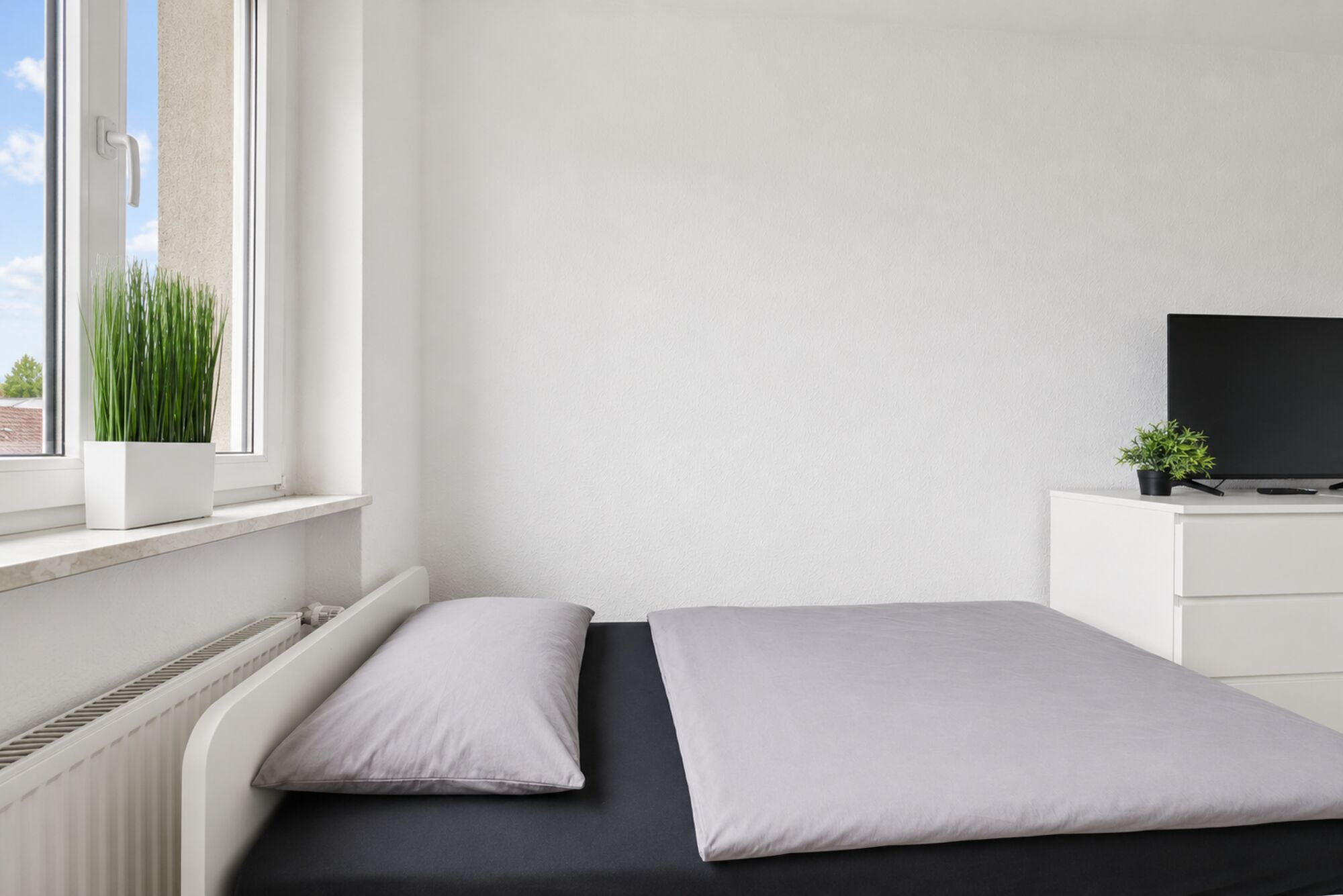 Schlafzimmer mit komfortablen Einzelbetten und Smart-TV für entspannte Abende. Schlafzimmer mit komfortablen Einzelbetten und Smart-TV für entspannte Abende.