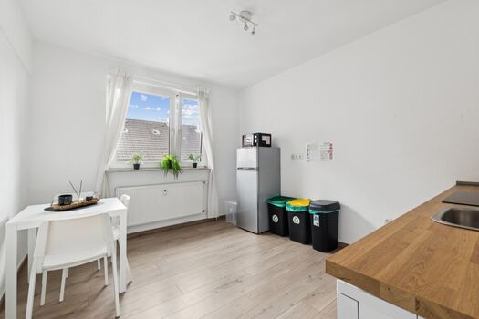 Voll ausgestattete Küche mit Spülmaschine, großem Kühlschrank und gemütlichem Sitzbereich. Voll ausgestattete Küche mit Spülmaschine, großem Kühlschrank und gemütlichem Sitzbereich.