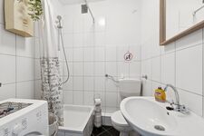 Modernes Badezimmer mit Dusche und Waschmaschine zur kostenlosen Nutzung. Modernes Badezimmer mit Dusche und Waschmaschine zur kostenlosen Nutzung.