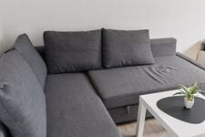Gemütliches Sofa mit Schlaffunktion für zusätzliche Schlafmöglichkeiten. Gemütliches Sofa mit Schlaffunktion für zusätzliche Schlafmöglichkeiten.