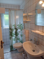 Bad mit Dusche und WC Bad mit Dusche und WC