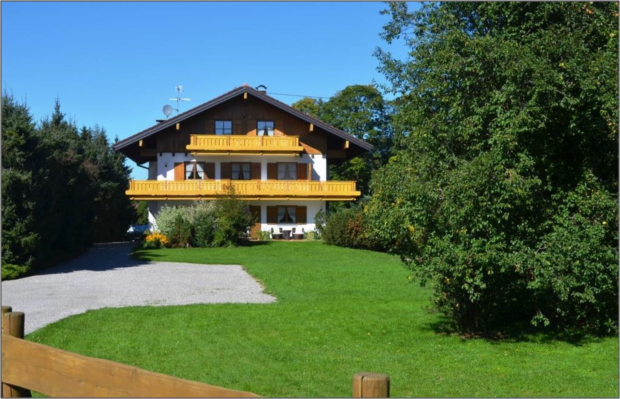 Hausansicht mit Parkplätzen Hausansicht mit Parkplätzen