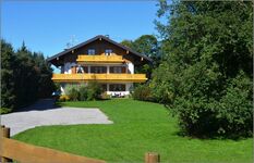 Hausansicht mit Parkplätzen Hausansicht mit Parkplätzen