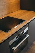 Induktionsplatten mit Töpfen und Ofen und Waschmaschine Induktionsplatten mit Töpfen und Ofen und Waschmaschine
