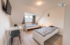 Schlafzimmer 2 mit zwei Einzelbetten, Sitzecke und Smart TV Schlafzimmer 2 mit zwei Einzelbetten, Sitzecke und Smart TV