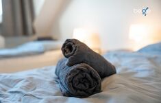 Schlafzimmer 2 mit zwei Einzelbetten, Sitzecke und Smart TV Schlafzimmer 2 mit zwei Einzelbetten, Sitzecke und Smart TV