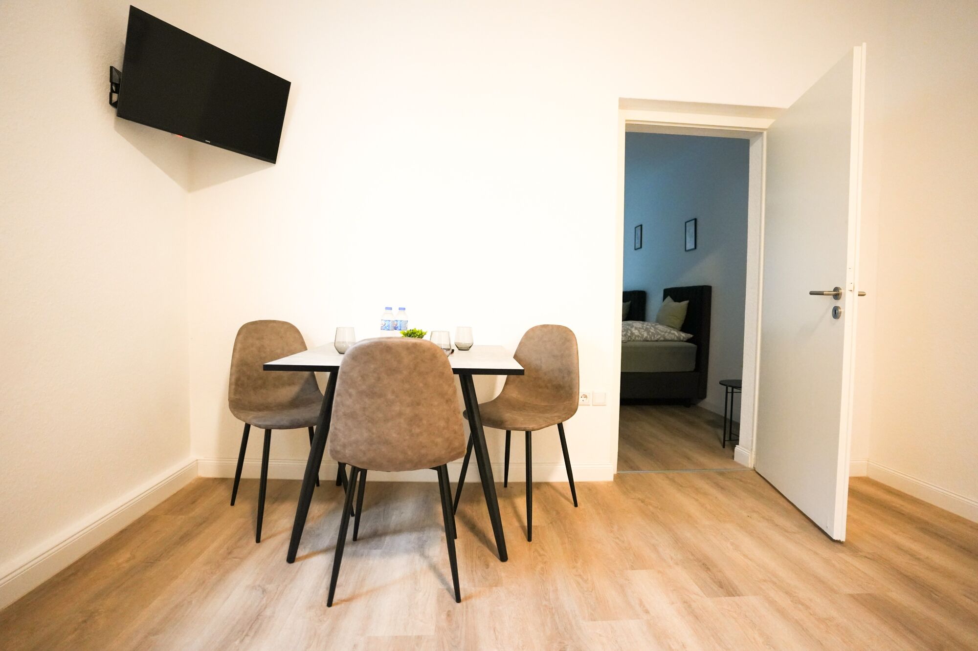 Sicht auf den Schlafraum. Auf der rechten Seite befindet sich eine Schlafcouch. Sicht auf den Schlafraum. Auf der rechten Seite befindet sich eine Schlafcouch.