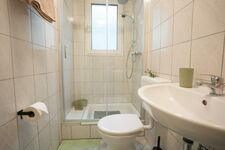 Duschbereich mit Fenster und Schiebetür Duschbereich mit Fenster und Schiebetür