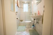 Badezimmer mit großer Dusche Badezimmer mit großer Dusche