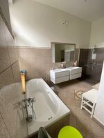 Begehbare Dische, große Waschbecken, Badewanne Begehbare Dische, große Waschbecken, Badewanne