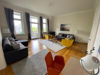 Riesiges Wohnzimmer mit Balkon - kann auch durch zwei Kingsize-Sofas und kompletter Abtrennung vom Flur als drittes Schlafzimmer genutzt werden Riesiges Wohnzimmer mit Balkon - kann auch durch zwei Kingsize-Sofas und kompletter Abtrennung vom Flur als drittes Schlafzimmer genutzt werden