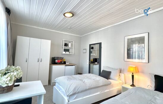 Heller Wohn- und Schlafbereich mit Smart-TV und Essplatz Heller Wohn- und Schlafbereich mit Smart-TV und Essplatz