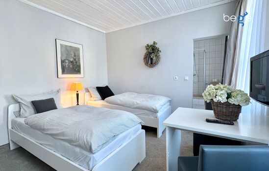 Heller Wohn- und Schlafbereich mit Smart-TV und Essplatz Heller Wohn- und Schlafbereich mit Smart-TV und Essplatz