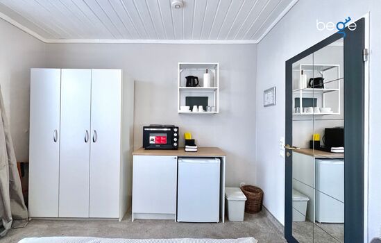 Heller Wohn- und Schlafbereich mit Smart-TV und Essplatz Heller Wohn- und Schlafbereich mit Smart-TV und Essplatz