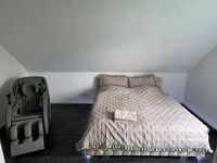 Schlafzimmer mit Massagesessel Schlafzimmer mit Massagesessel