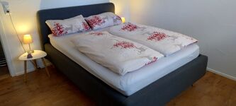 Bequemes Polsterbett auf Wunsch gibt es ein weiteres Zimmer mit einem bequemen Bett Bequemes Polsterbett auf Wunsch gibt es ein weiteres Zimmer mit einem bequemen Bett