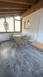 Überdachter Balkon mit Sitzmöglichkeit auch bei schlechtem Wetter Überdachter Balkon mit Sitzmöglichkeit auch bei schlechtem Wetter