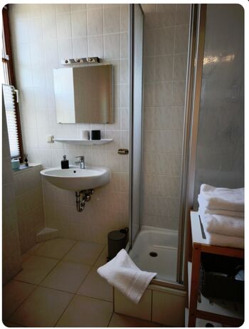 Bad zu Zimmer 1 Bad zu Zimmer 1