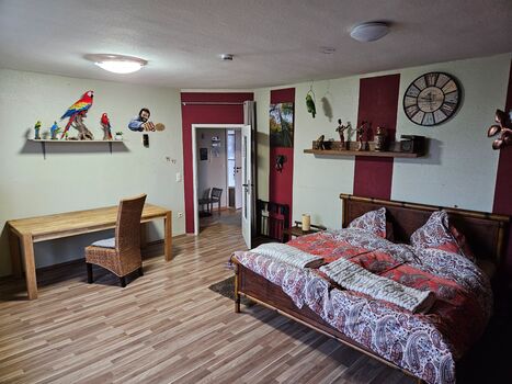 OG Zimmer 2 - Großes Schlafzimmer mit Schreibtisch und TV OG Zimmer 2 - Großes Schlafzimmer mit Schreibtisch und TV