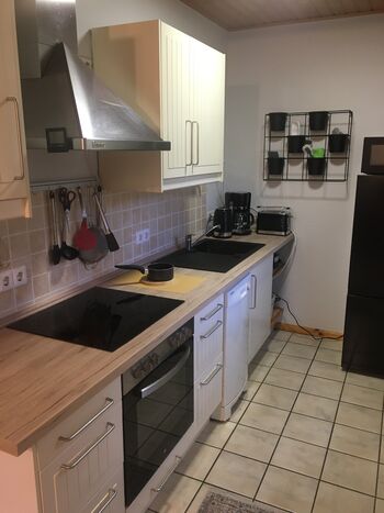 Küche mit Spülmaschine, Kühl/Gefrierkombination Küche mit Spülmaschine, Kühl/Gefrierkombination