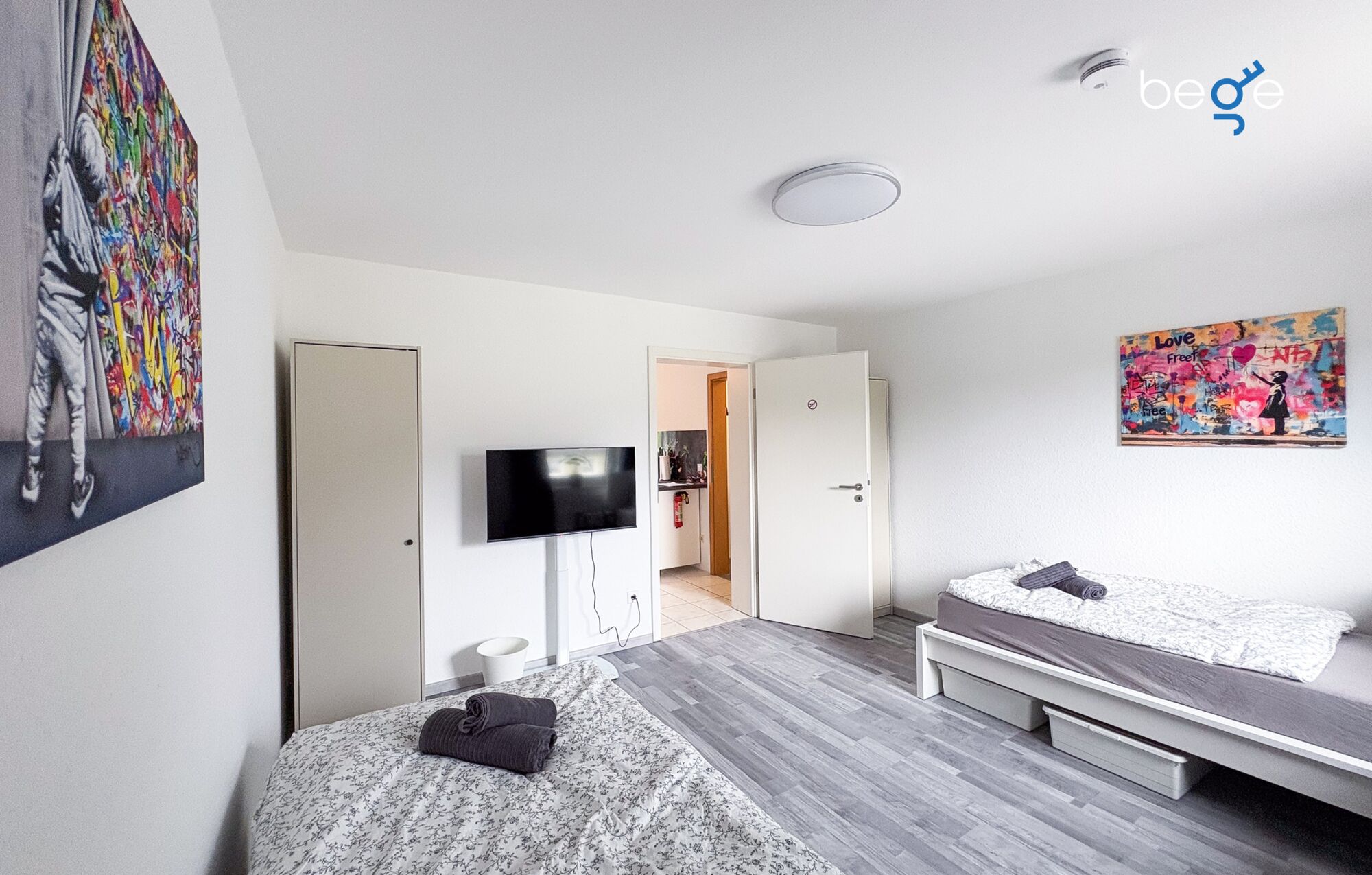 Schlafzimmer 1 mit zwei Einzelbetten, Sitzecke und Smart TV Schlafzimmer 1 mit zwei Einzelbetten, Sitzecke und Smart TV