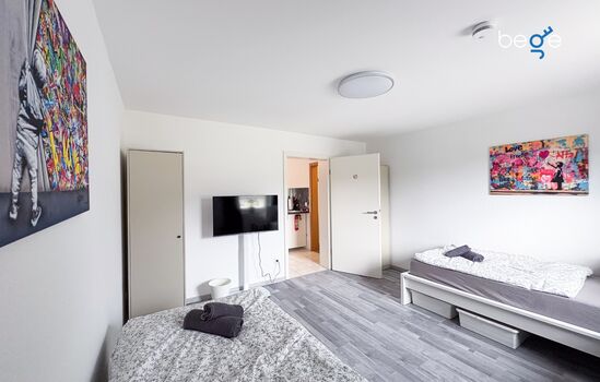 Schlafzimmer 1 mit zwei Einzelbetten, Sitzecke und Smart TV Schlafzimmer 1 mit zwei Einzelbetten, Sitzecke und Smart TV