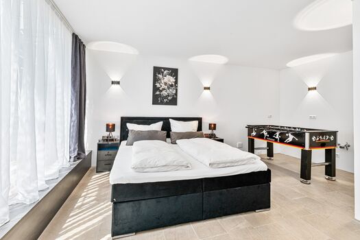 Alles hochwertige Boxspringbetten + Tischkicker Alles hochwertige Boxspringbetten + Tischkicker