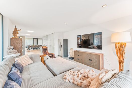 Große Wohnzimmer mit 75 Zoll TV - WLAN inklusive Große Wohnzimmer mit 75 Zoll TV - WLAN inklusive