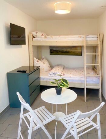 Beispielhafter Wohn-/Schlafbereich im 1-Zimmer-Apartment Beispielhafter Wohn-/Schlafbereich im 1-Zimmer-Apartment