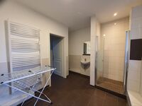 großes Badezimmer mit Waschmaschine, Dusche großes Badezimmer mit Waschmaschine, Dusche