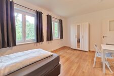 Helle Schlafzimmer mit Schränken zur Aufbewahrung von Kleidung. Helle Schlafzimmer mit Schränken zur Aufbewahrung von Kleidung.