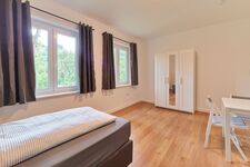 Helle Schlafzimmer mit Schränken zur Aufbewahrung von Kleidung. Helle Schlafzimmer mit Schränken zur Aufbewahrung von Kleidung.