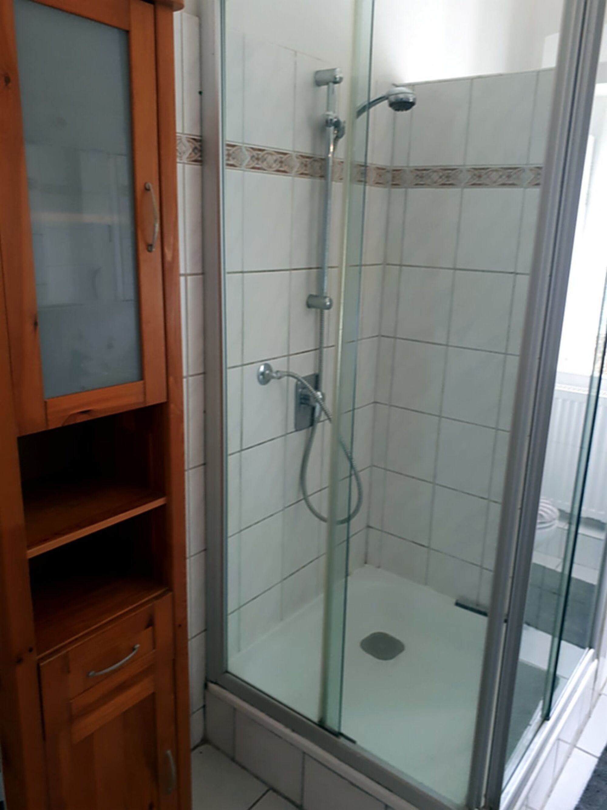 Dusche + Badschrank Dusche + Badschrank