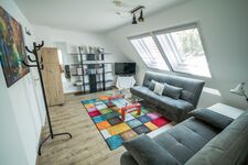 Modern eingerichtetes Wohnzimmer mit 2 Schlafsofas Modern eingerichtetes Wohnzimmer mit 2 Schlafsofas