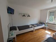Schlafraum mit zwei Einzelbetten und TV Schlafraum mit zwei Einzelbetten und TV