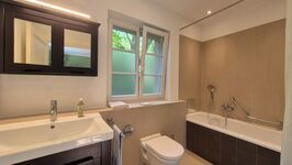 EG Badezimmer 2, Badewanne, WC, Waschbecken EG Badezimmer 2, Badewanne, WC, Waschbecken