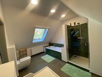 DG Badezimmer 3 , mit Badewanne, Dusche , WC, Waschbecken und Waschmaschine DG Badezimmer 3 , mit Badewanne, Dusche , WC, Waschbecken und Waschmaschine