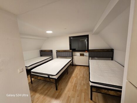 Ganze renovierte 4 ZKB Wohnung mit 11 Betten und Terrasse Ganze renovierte 4 ZKB Wohnung mit 11 Betten und Terrasse