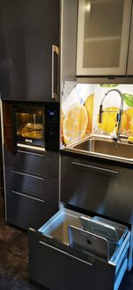 Erdgeschoß - Küche - 2 Mikrowellen und 2 Spülbecken Erdgeschoß - Küche - 2 Mikrowellen und 2 Spülbecken