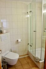 Eigenes Badezimmer mit Dusche. Eigenes Badezimmer mit Dusche.
