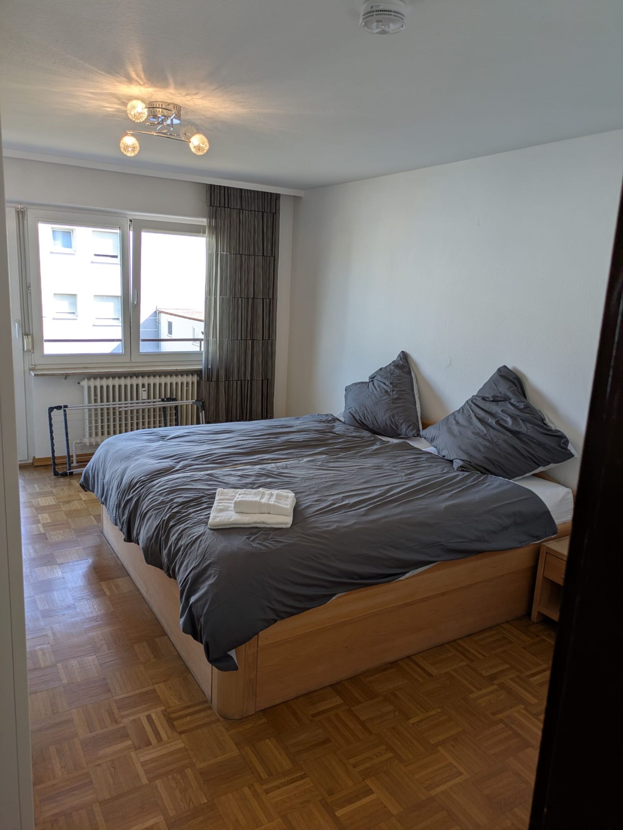 Schlafzimmer mit Doppelbett und Zustellbett Schlafzimmer mit Doppelbett und Zustellbett