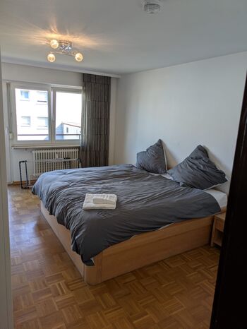 Schlafzimmer mit Doppelbett und Zustellbett Schlafzimmer mit Doppelbett und Zustellbett