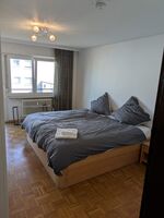 Schlafzimmer mit Doppelbett und Zustellbett Schlafzimmer mit Doppelbett und Zustellbett